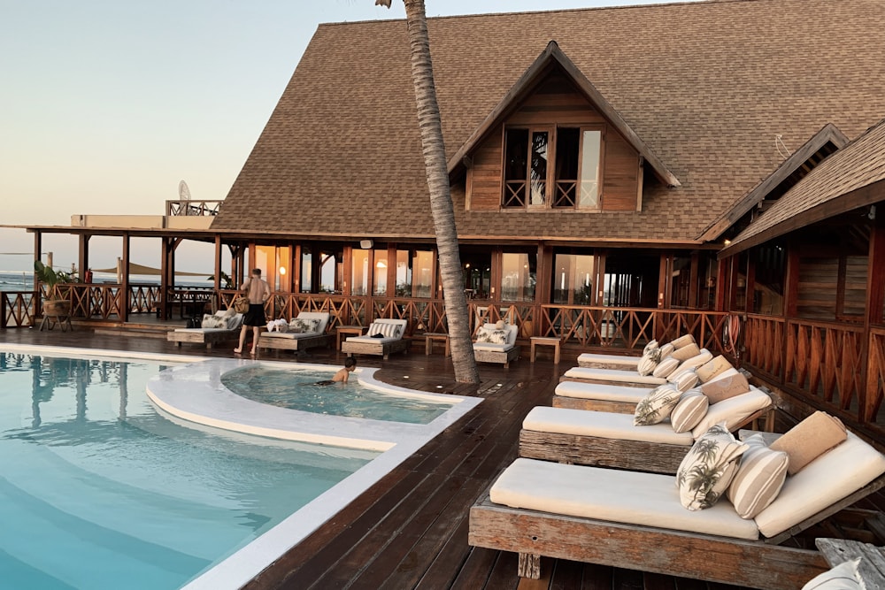 Suíte sobre a água com piscina e vista para o mar